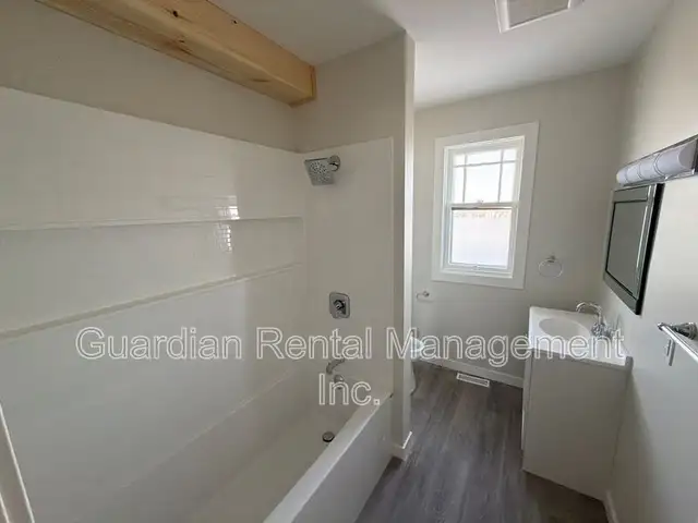 Main Level 1 Bed, 1 Bath Unit - 1 Nugent St. - $1800/month - Photo 5
