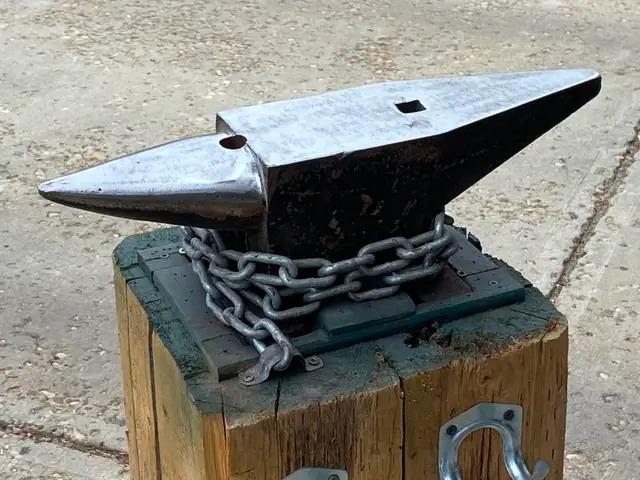 Blacksmith Anvil with Stand. Excellent Shape. 45lbs.