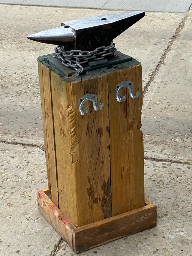 Blacksmith Anvil with Stand. Excellent Shape. 45lbs. - Photo 2