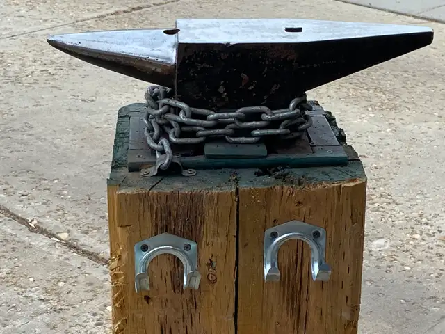 Blacksmith Anvil with Stand. Excellent Shape. 45lbs. - Photo 3