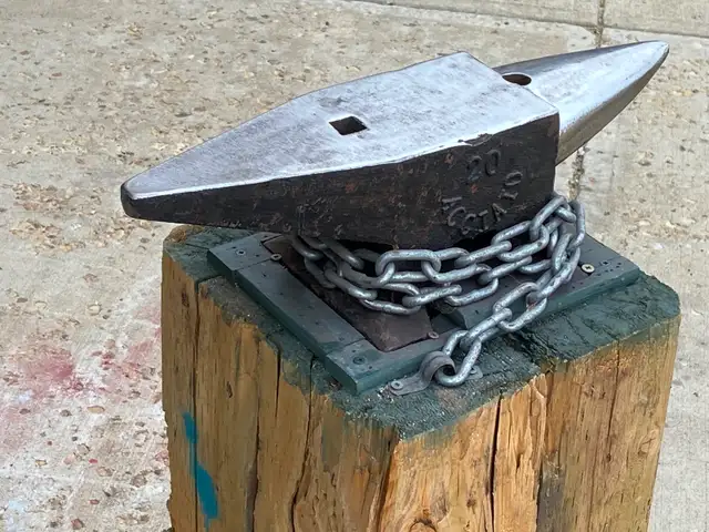 Blacksmith Anvil with Stand. Excellent Shape. 45lbs. - Photo 4