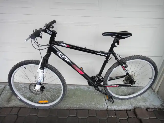 vélo  26 po les pneus presque neuf