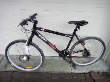 vélo  26 po les pneus presque neuf