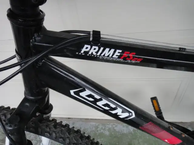 vélo  26 po les pneus presque neuf - Photo 3