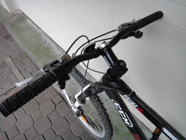 vélo  26 po les pneus presque neuf - Photo 4