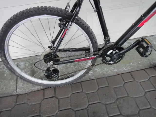 vélo  26 po les pneus presque neuf - Photo 5