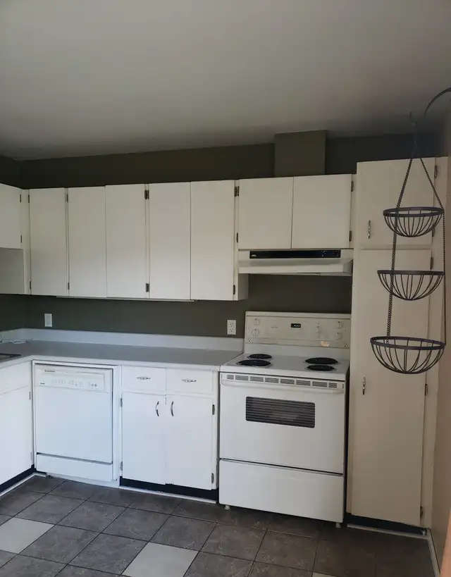 3 Bedroom Townhouse in South Osborne - Photo 2