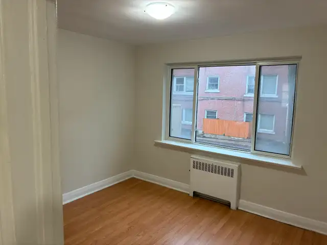 Spacious 2 Bed May 1st $1,495 Free heat & water - Photo 3