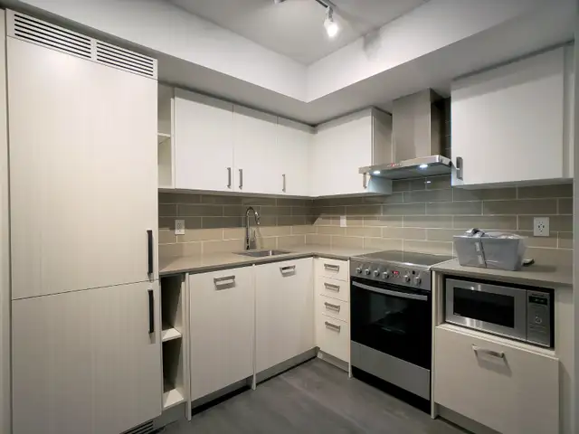 FOR LEASE - Large STUDIO Unit - Yonge/Eglinton - 125 Redpath - Photo 7