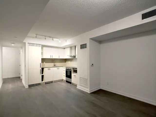 FOR LEASE - Large STUDIO Unit - Yonge/Eglinton - 125 Redpath - Photo 8