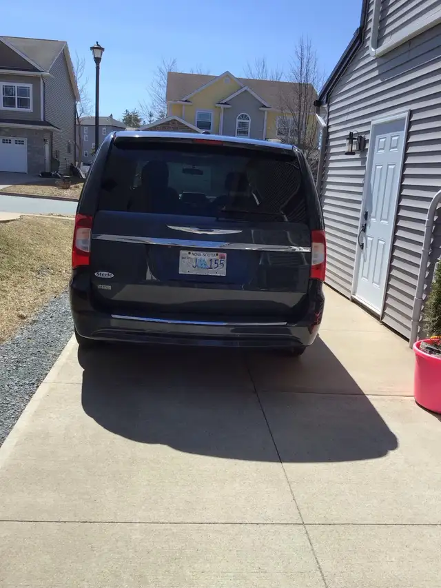 2014 Dodge Town & Country Caravan - Photo 2