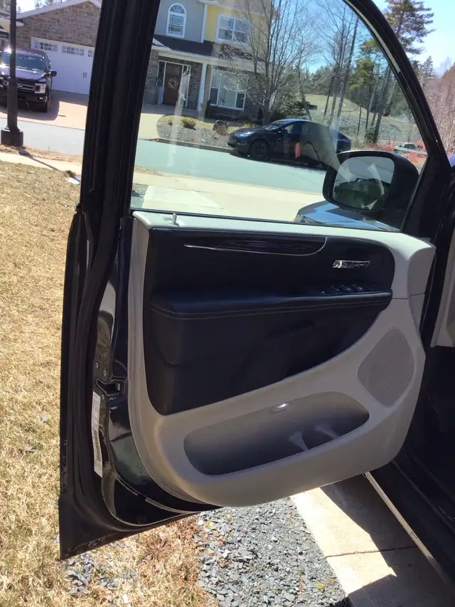 2014 Dodge Town & Country Caravan - Photo 4