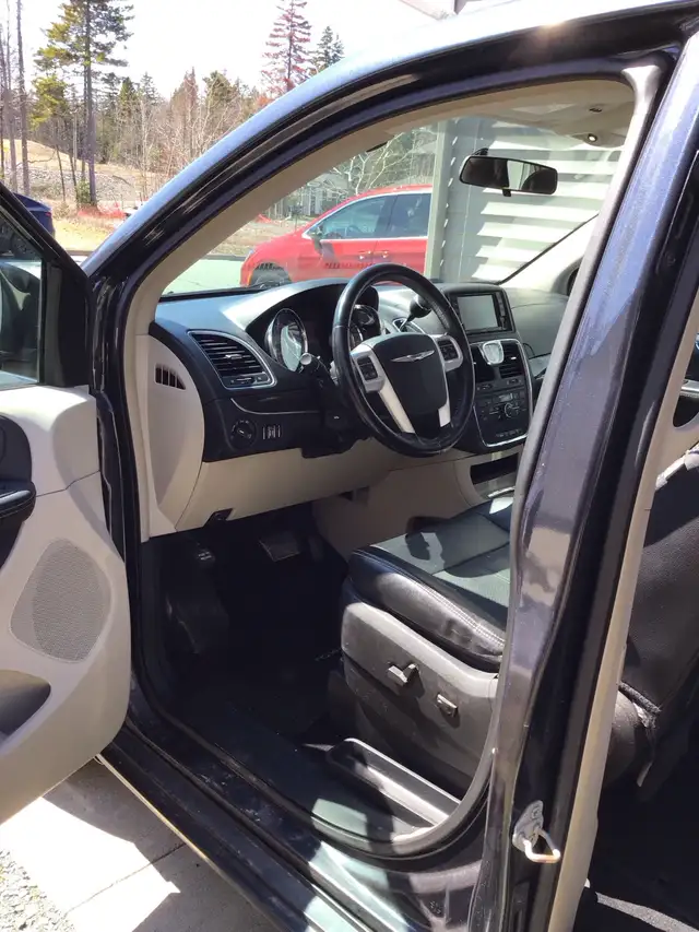 2014 Dodge Town & Country Caravan - Photo 5