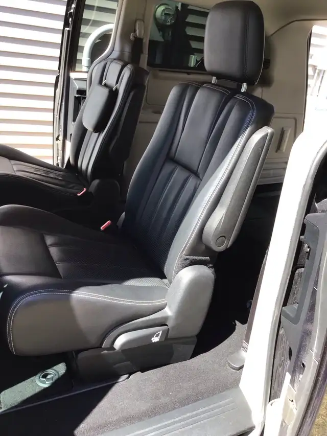 2014 Dodge Town & Country Caravan - Photo 6