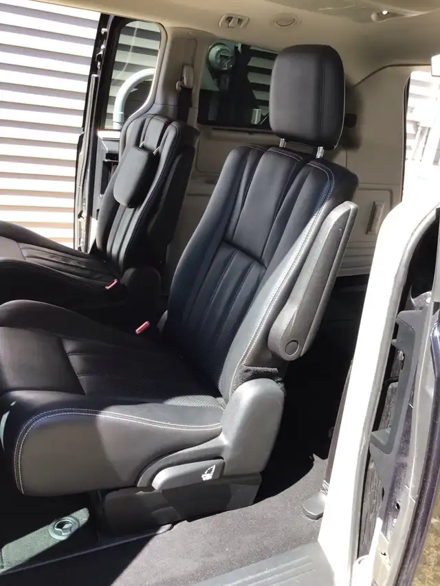 2014 Dodge Town & Country Caravan - Photo 7