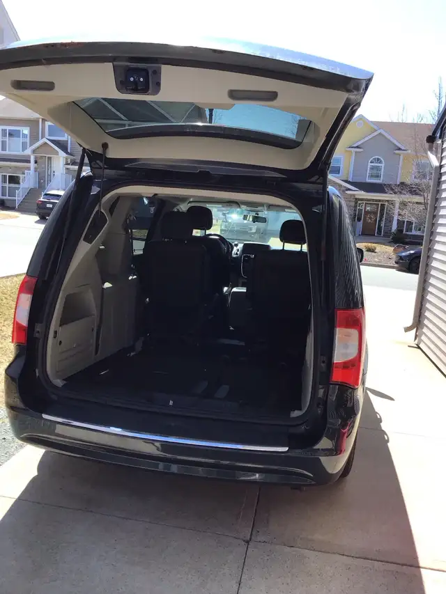 2014 Dodge Town & Country Caravan - Photo 8