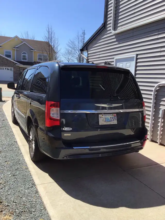 2014 Dodge Town & Country Caravan - Photo 9