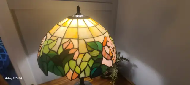 Tiffany Lamp, Stained Glass Lamp, GREAT DEAL! Like New. - Photo 2
