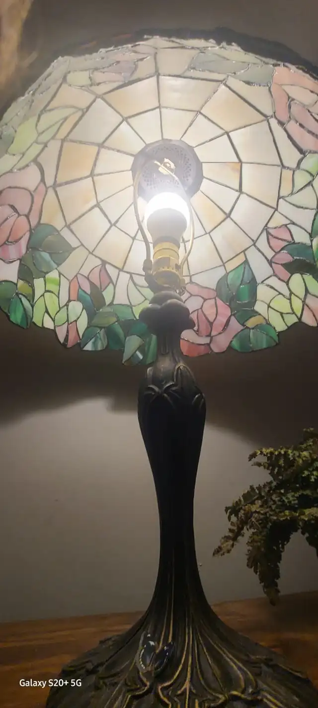Tiffany Lamp, Stained Glass Lamp, GREAT DEAL! Like New. - Photo 6