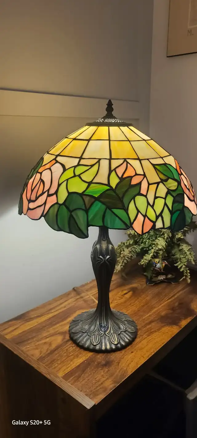 Tiffany Lamp, Stained Glass Lamp, GREAT DEAL! Like New. - Photo 7