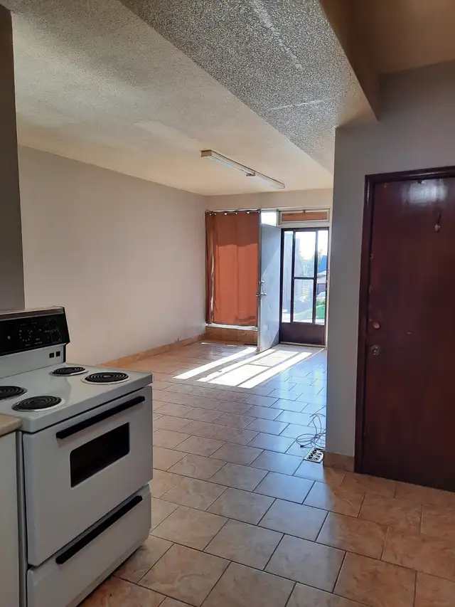 Hamilton East Bachelor $995.00 Inclusive call/text 289-700-8432