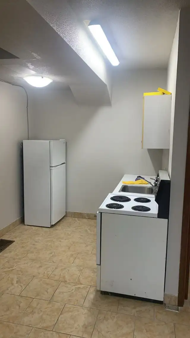 Hamilton East Bachelor $995.00 Inclusive call/text 289-700-8432 - Photo 3