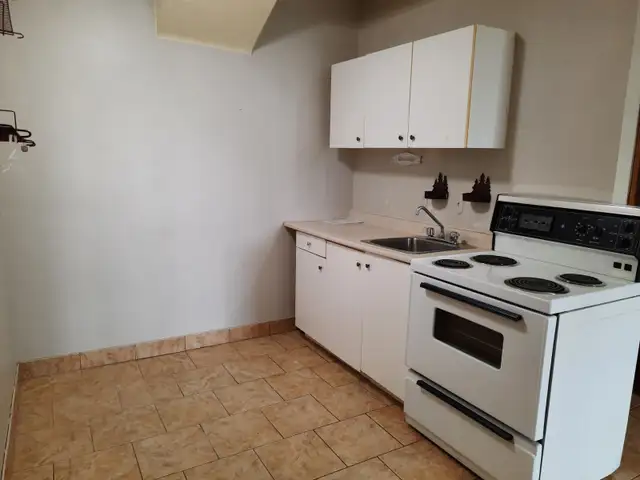 Hamilton East Bachelor $995.00 Inclusive call/text 289-700-8432 - Photo 4