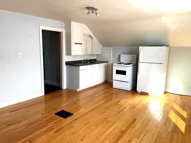 2-Bed Suite w/ Parking & Utilities Included – Barrie - Photo 2