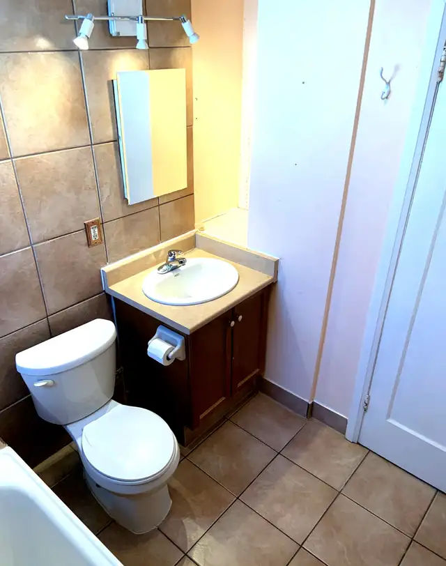 2-Bed Suite w/ Parking & Utilities Included – Barrie - Photo 4