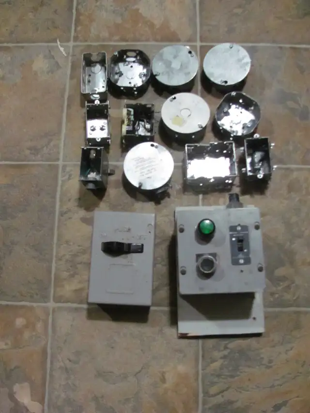 Plusieurs petites boîte électrique et gros interrupteurs a vendr