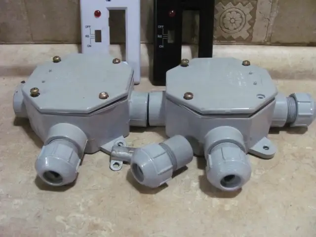 Plusieurs petites boîte électrique et gros interrupteurs a vendr - Photo 2