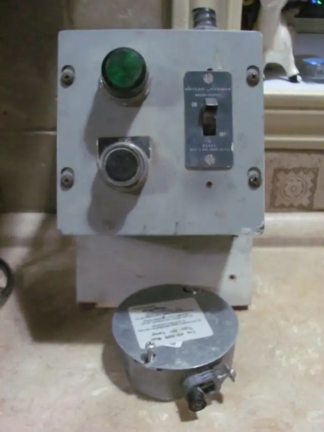 Plusieurs petites boîte électrique et gros interrupteurs a vendr - Photo 4