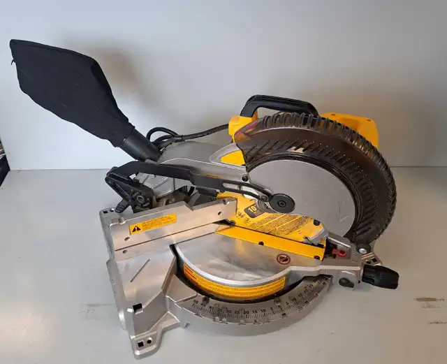 10' Dewalt Compound Miter Saw DWS713 (31632398) - Photo 2