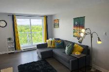 2 chambres | Vue INCROYABLE Parc Gatineau | Piscine   Tennis