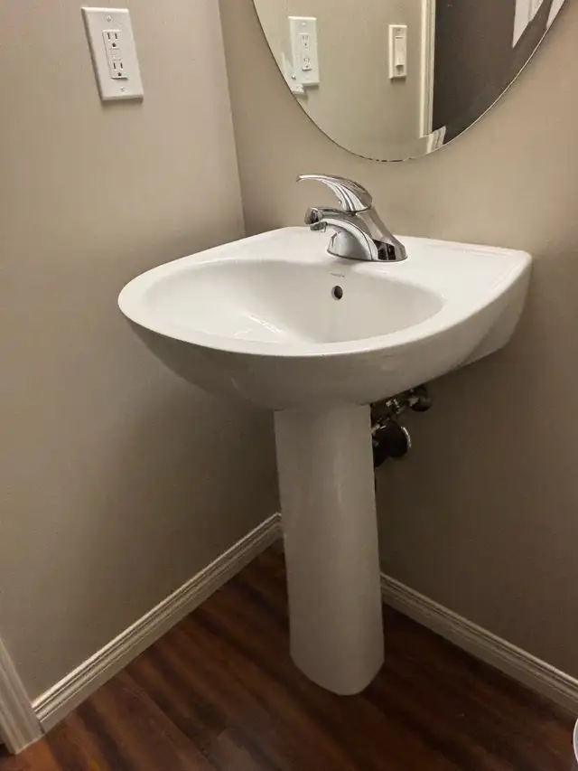 PEDESTAL SINK & MIRROR - Photo 2