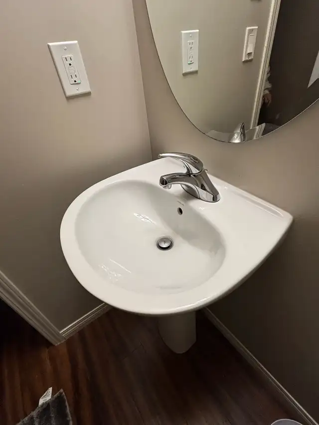 PEDESTAL SINK & MIRROR - Photo 3