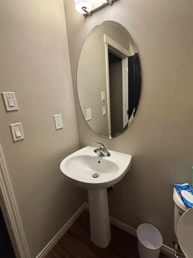 PEDESTAL SINK & MIRROR - Photo 4