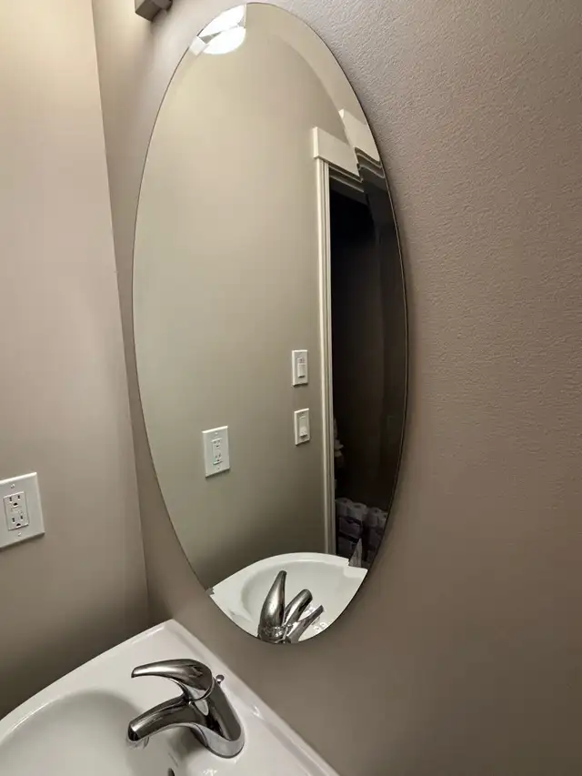 PEDESTAL SINK & MIRROR - Photo 5