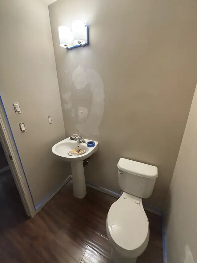 PEDESTAL SINK & MIRROR - Photo 6