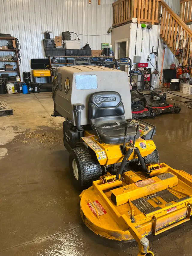Walker Zero Turn Finish Cut Mower