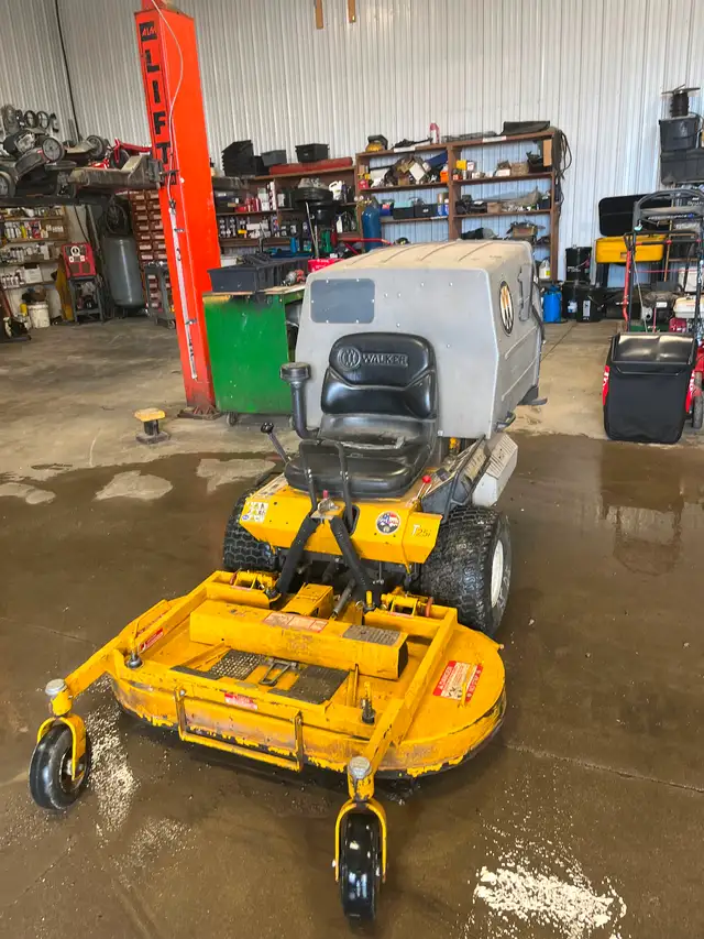 Walker Zero Turn Finish Cut Mower - Photo 2