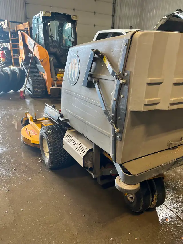 Walker Zero Turn Finish Cut Mower - Photo 3