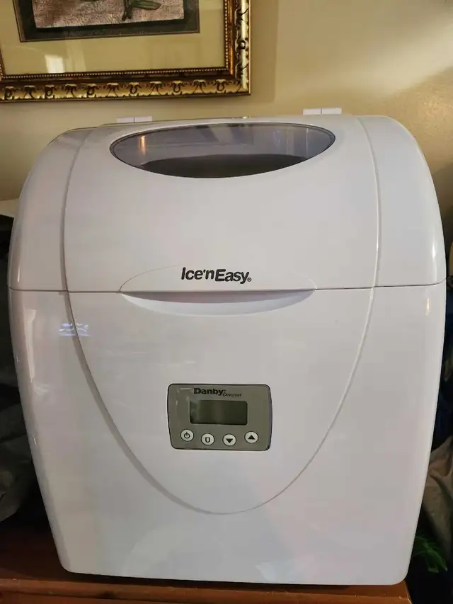 LARGE ICE MAKER MAKES 3 SIZES 33 POUNDS A DAY