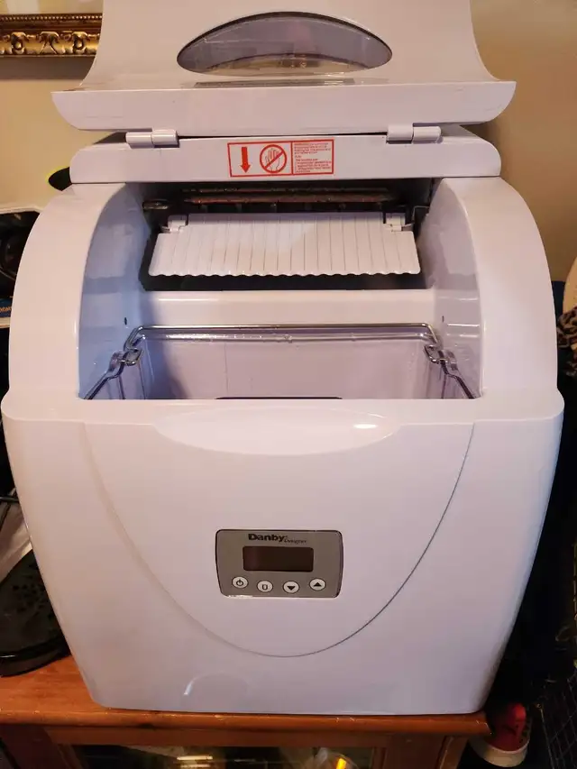 LARGE ICE MAKER MAKES 3 SIZES 33 POUNDS A DAY - Photo 2