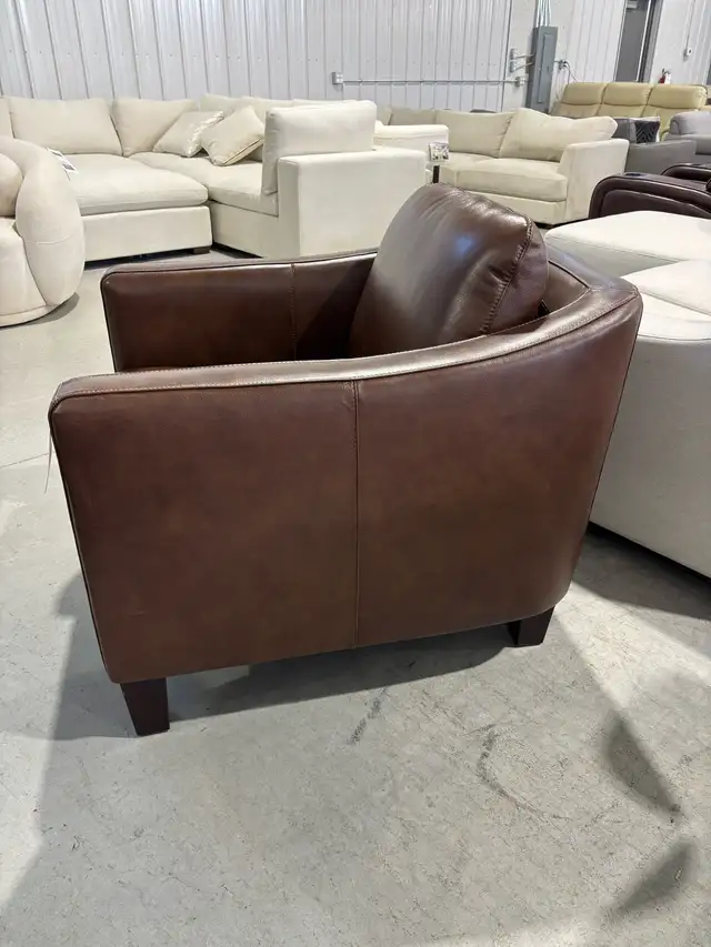 Brown leather arm chair - Photo 2