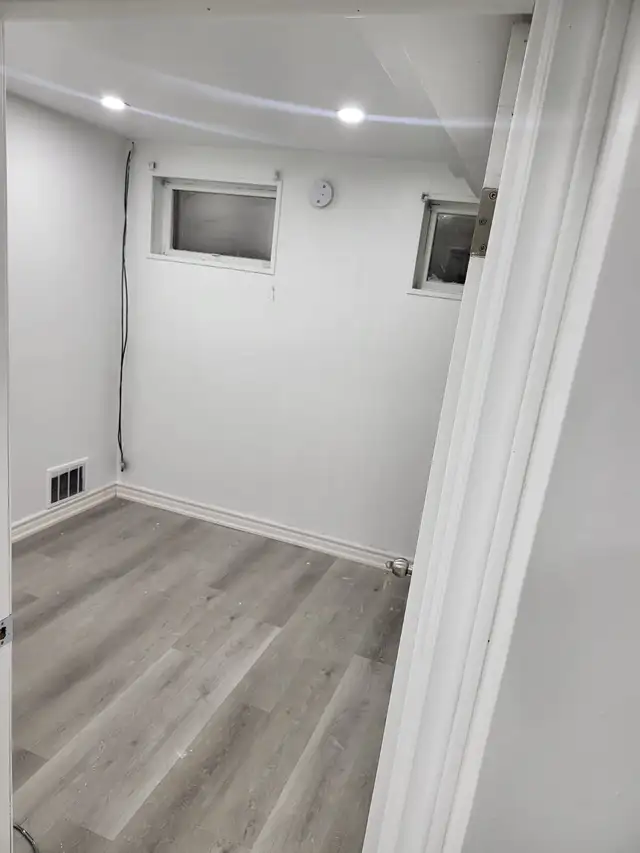 3 bedroom basement apartment for rent very close to Clarkson GO - Photo 5