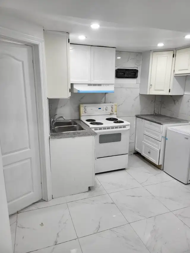 3 bedroom basement for rent close to Clarkson GO station - Photo 9