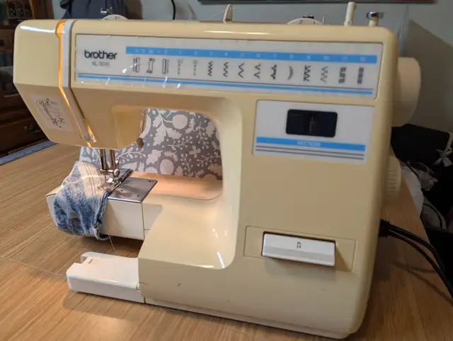 Machine à Coudre Brother XL-3010  points zigzag, boutonnière