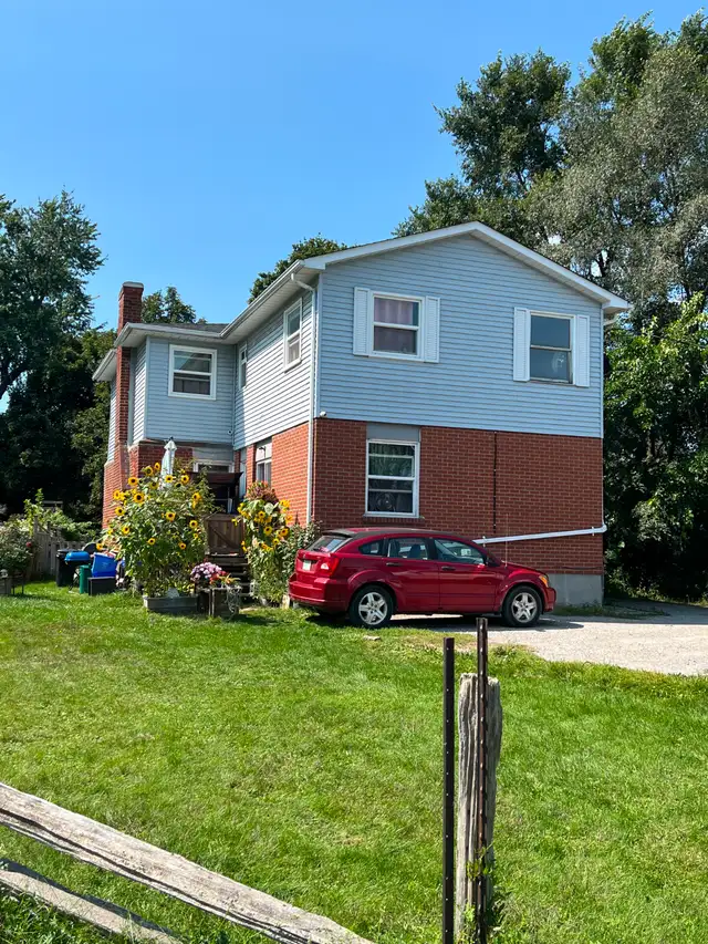 Newly Renovated Upper Unit – 3 Bedroom, 1 Bath Triplex for Rent