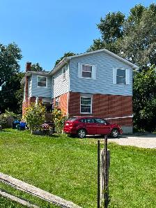 Newly Renovated Upper Unit – 3 Bedroom, 1 Bath Triplex for Rent